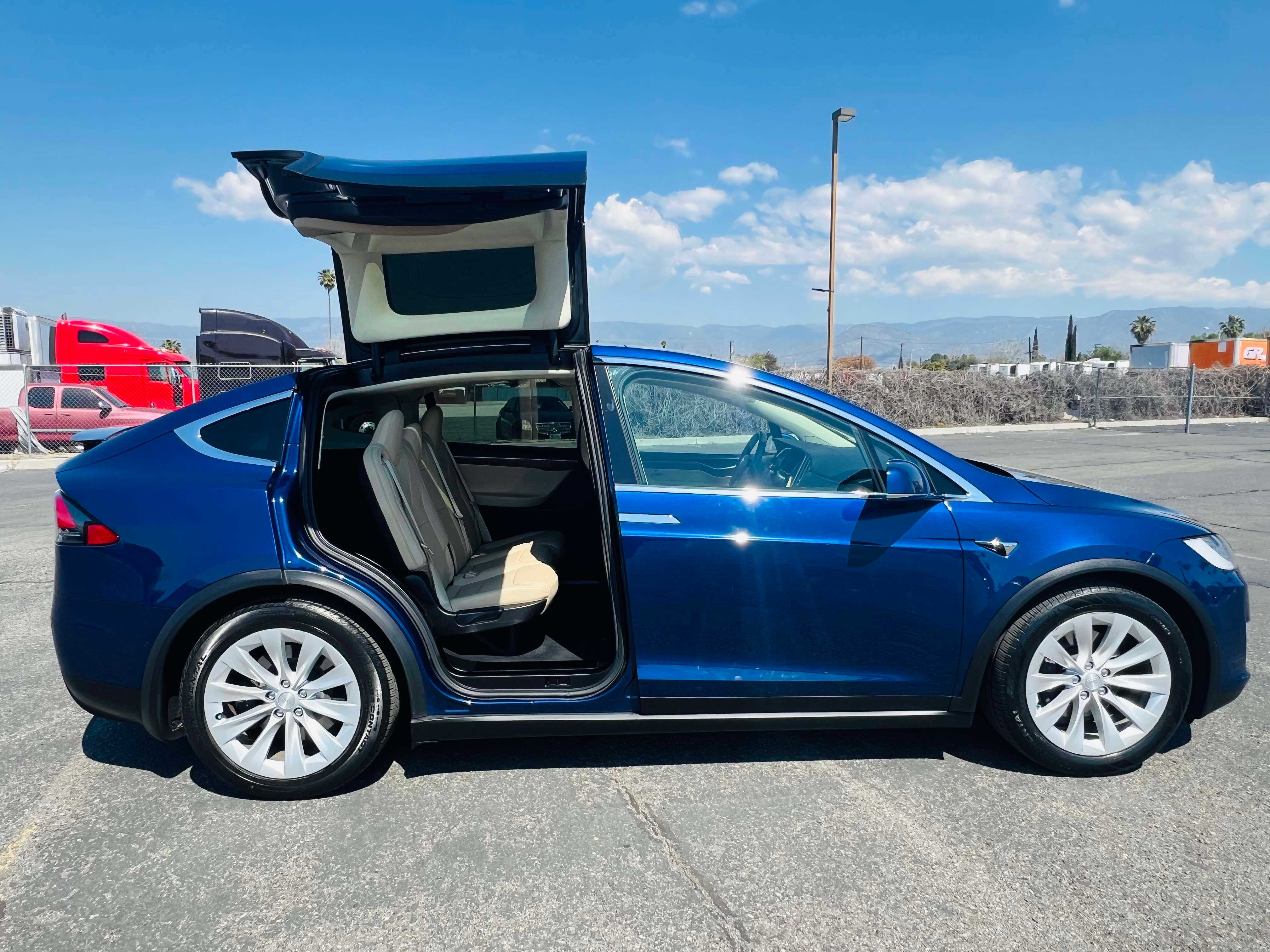 Tesla Model X Image 10