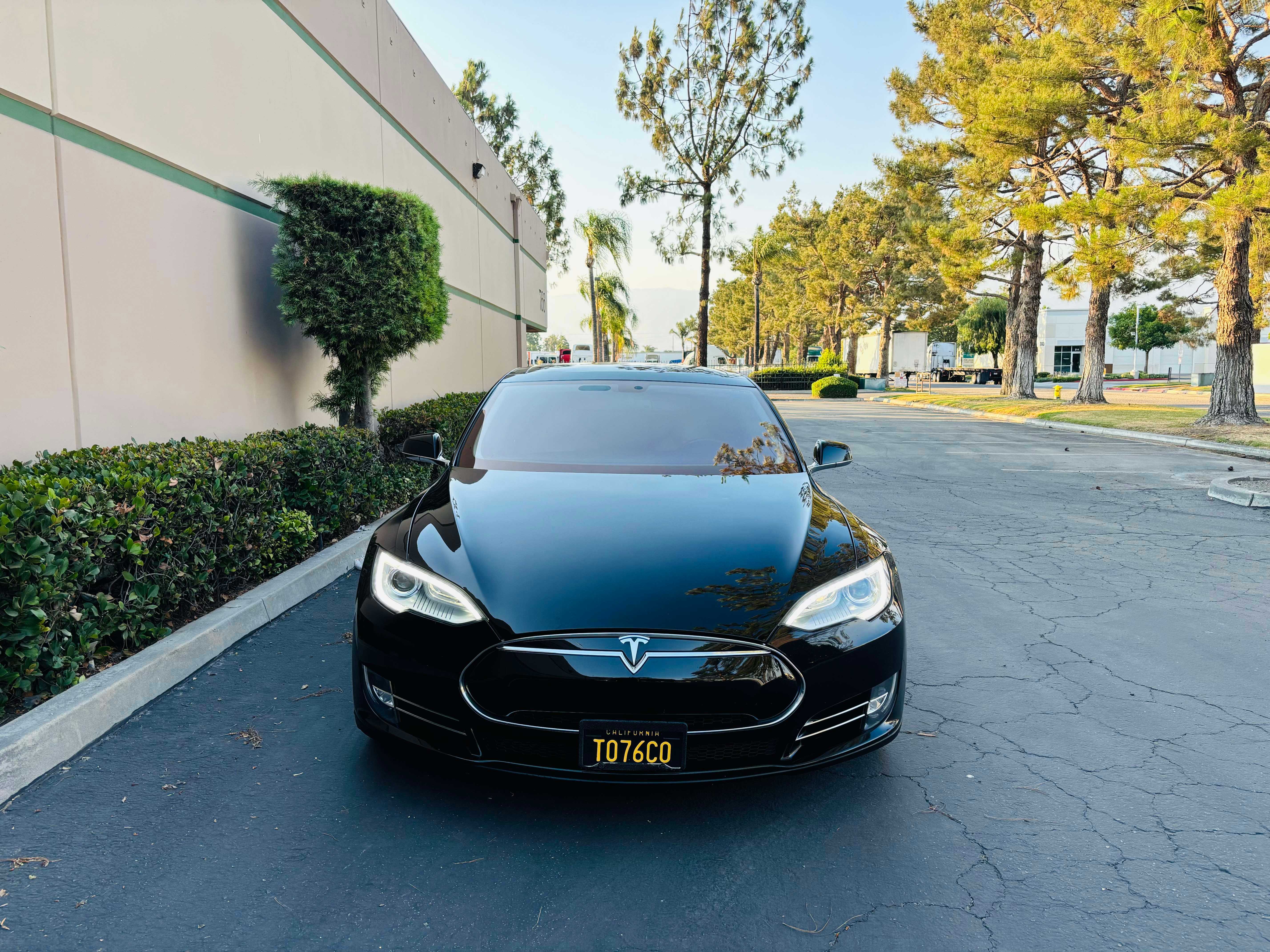 Tesla MODEL S Image 2