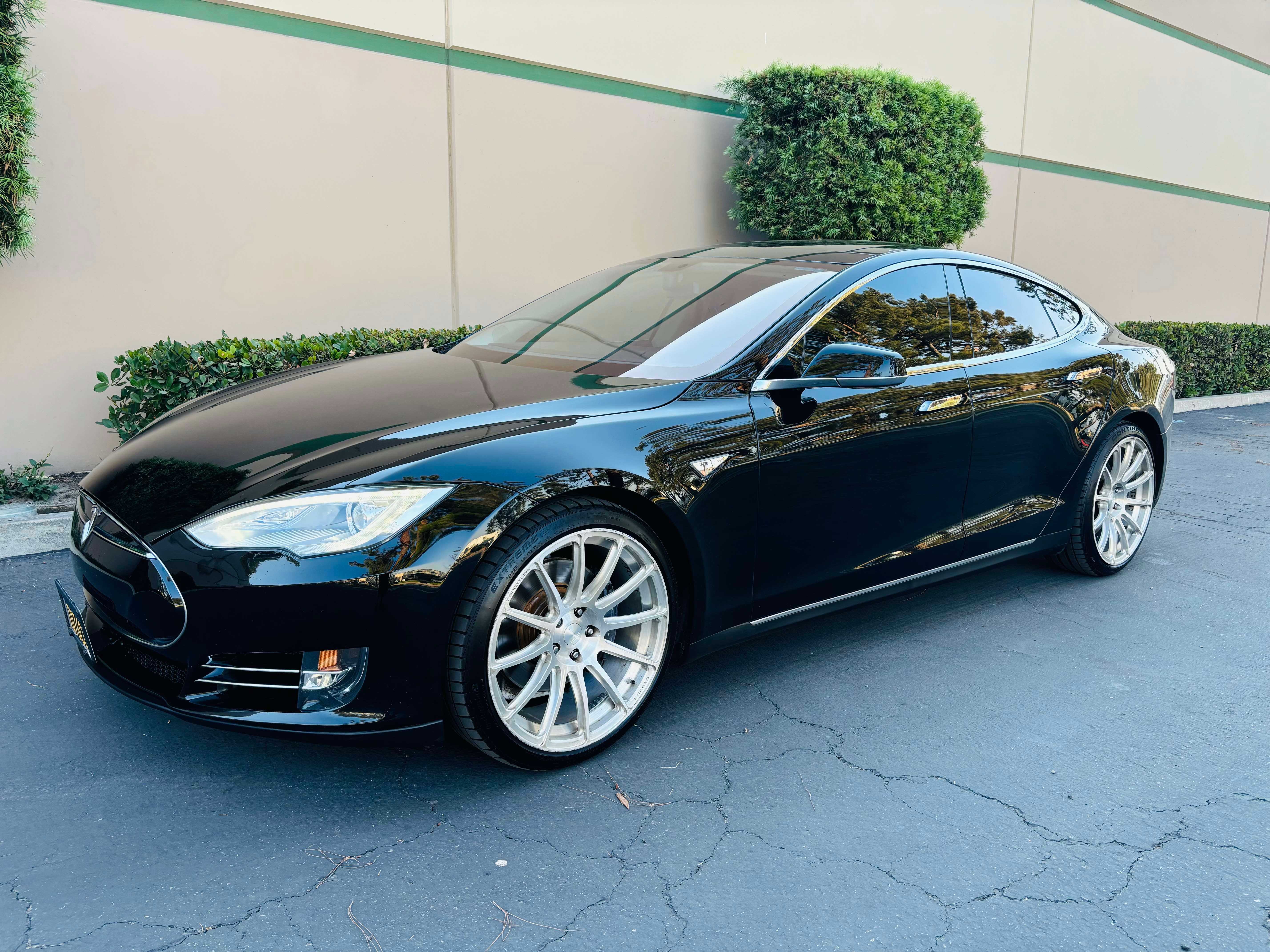 Tesla MODEL S Image 1