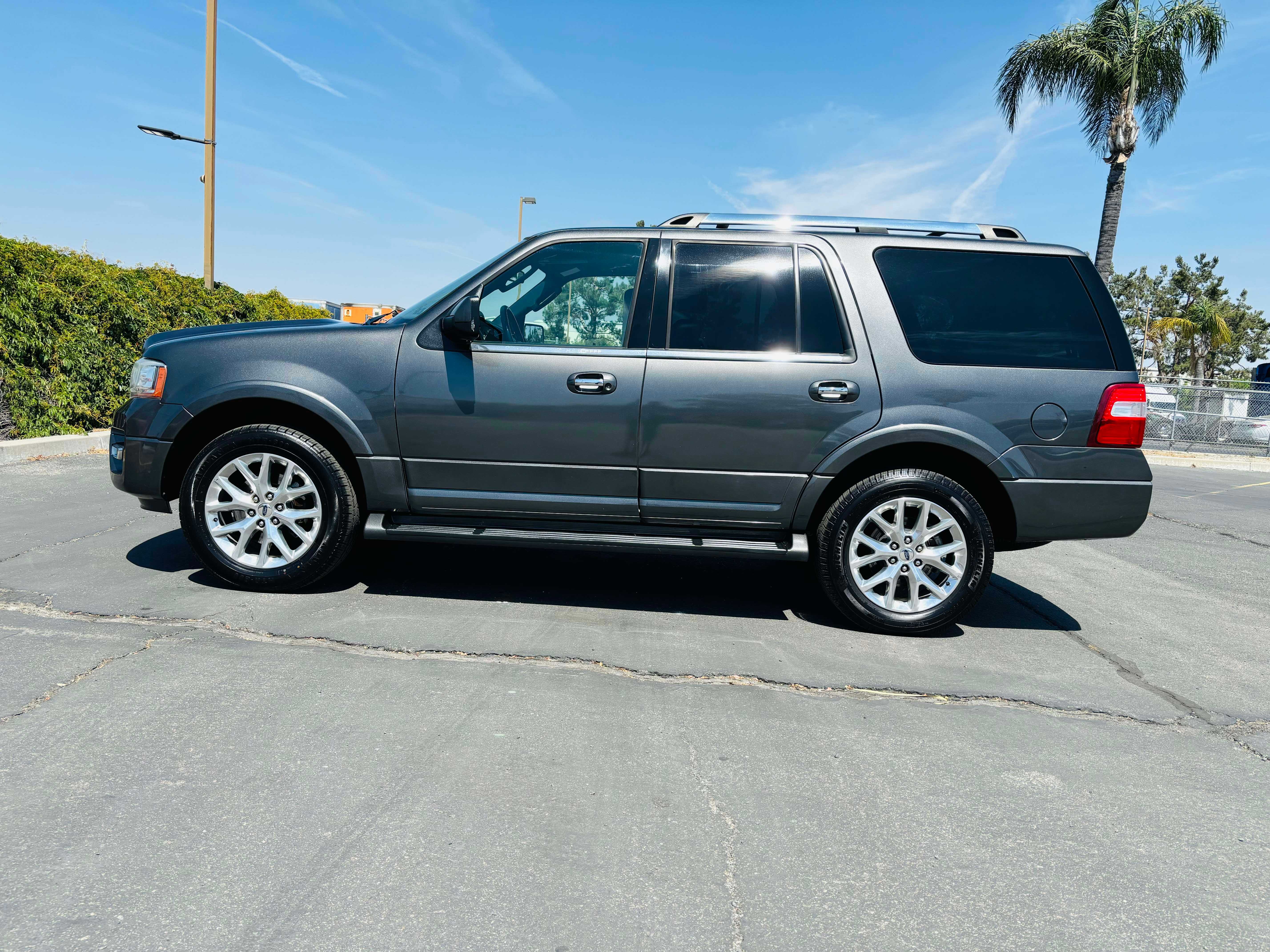 Ford Expedition Image 8