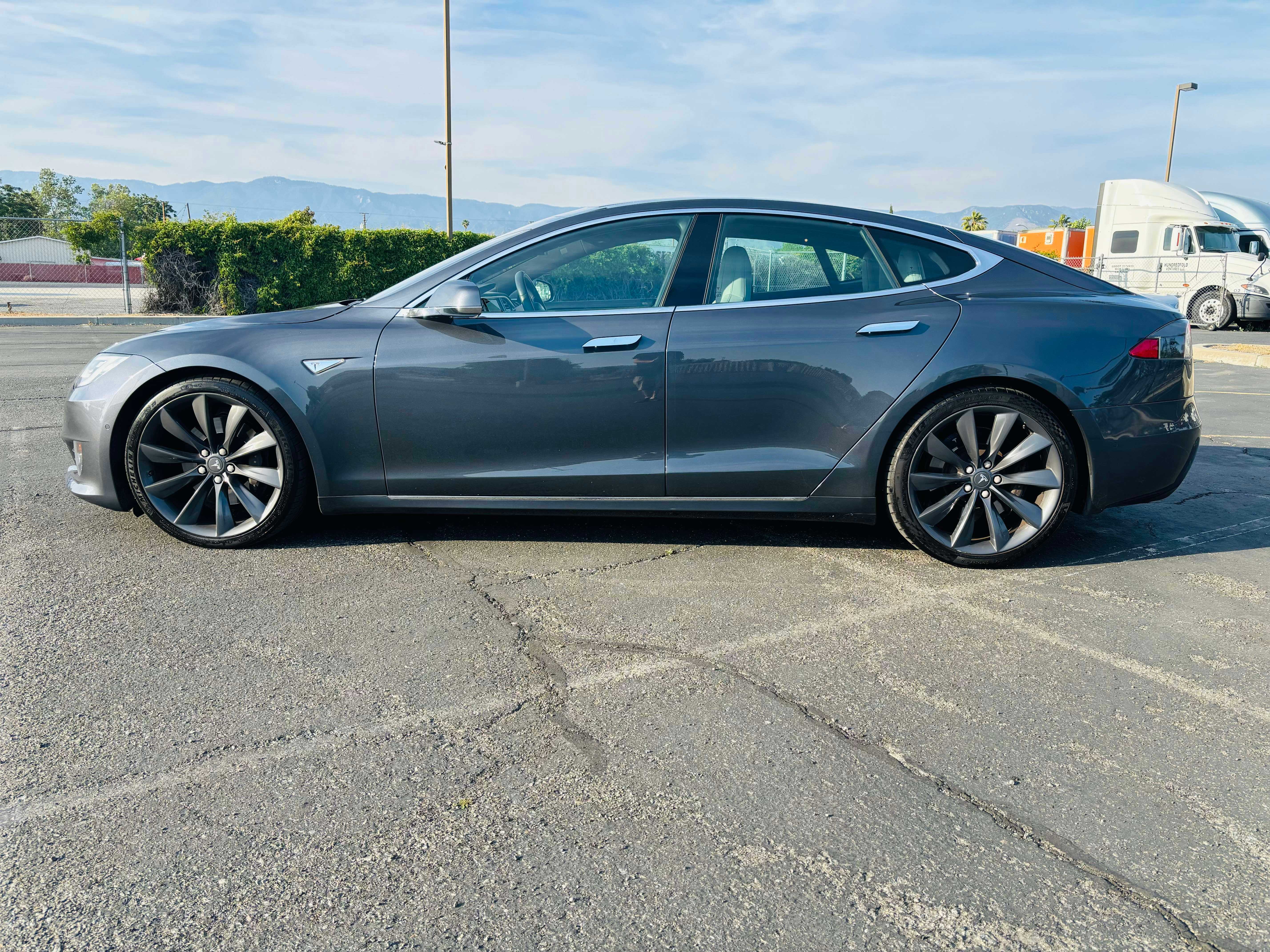 Tesla Model S Image 4
